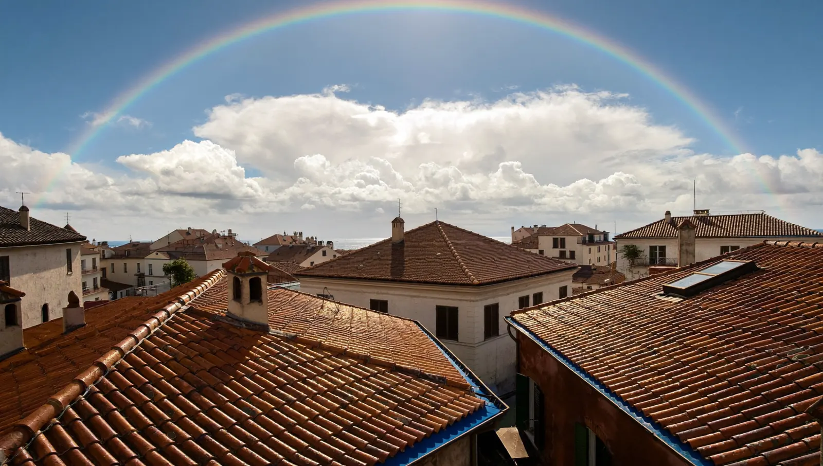 Toits de tuiles de Nice luisants juste après un orage, le ciel se dégage